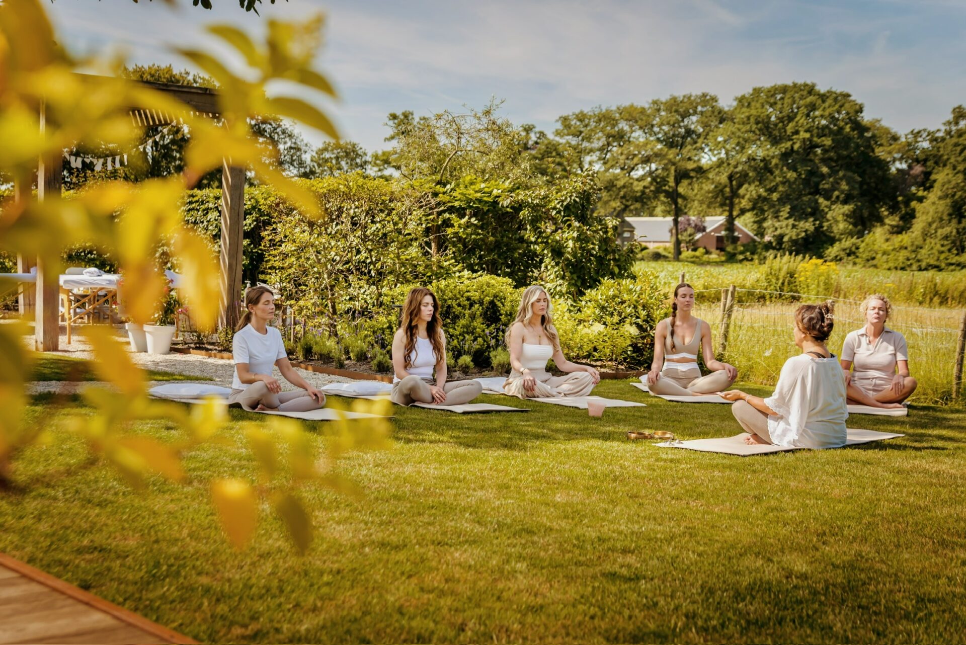 Yoga in de prachtige tuin van de Wellneschtuin.